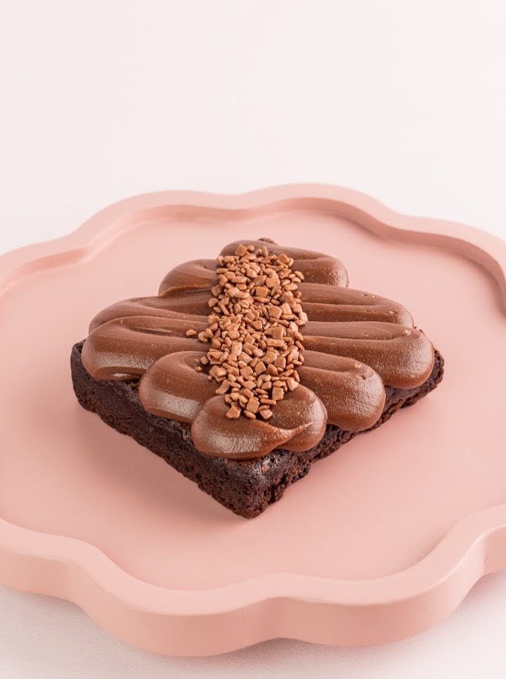 Brownie com cobertura de brigadeiro e granulado